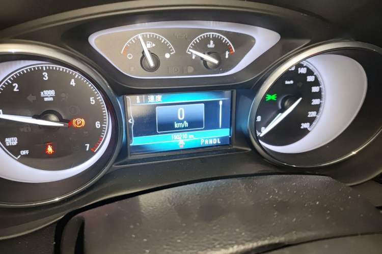 Used Buick Envision 2018 20T Two-Wheel-Drive Elite Model Odometer Close Up
