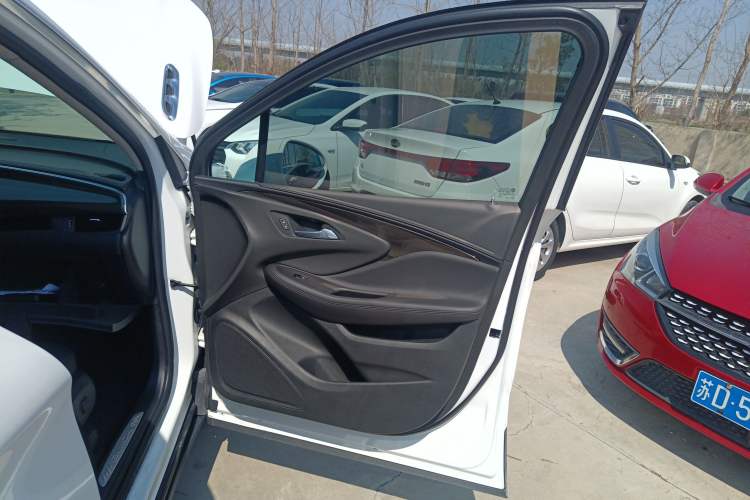 Used Buick Envision 2018 20T Two-Wheel-Drive Elite Model Right Front Door Interior