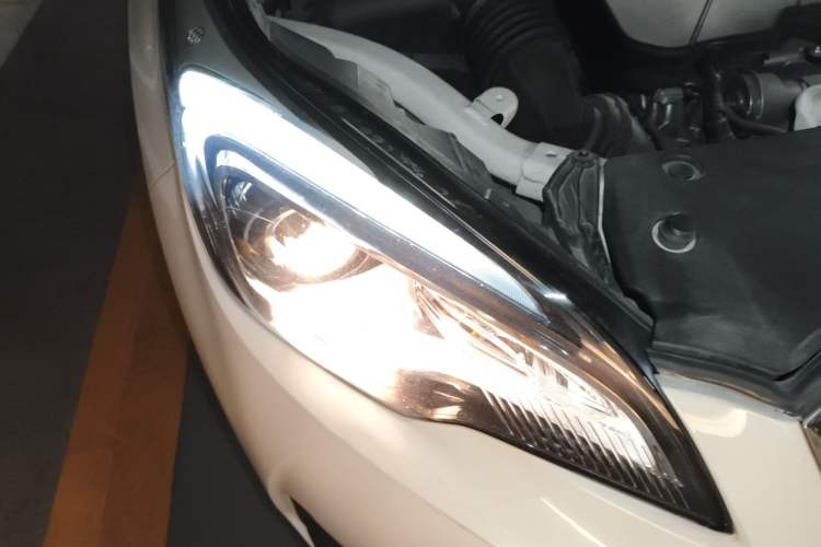 Used Buick Envision 2018 20T Two-Wheel-Drive Elite Model Right Front Headlight