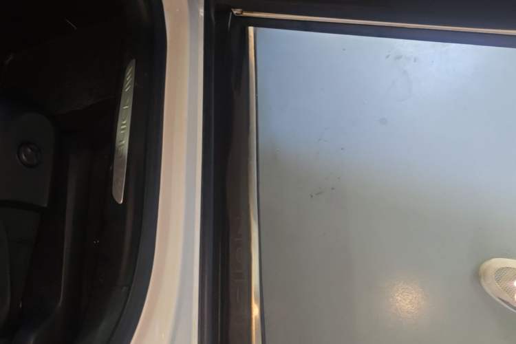 Used Buick Envision 2018 20T Two-Wheel-Drive Elite Model Right Side Sill