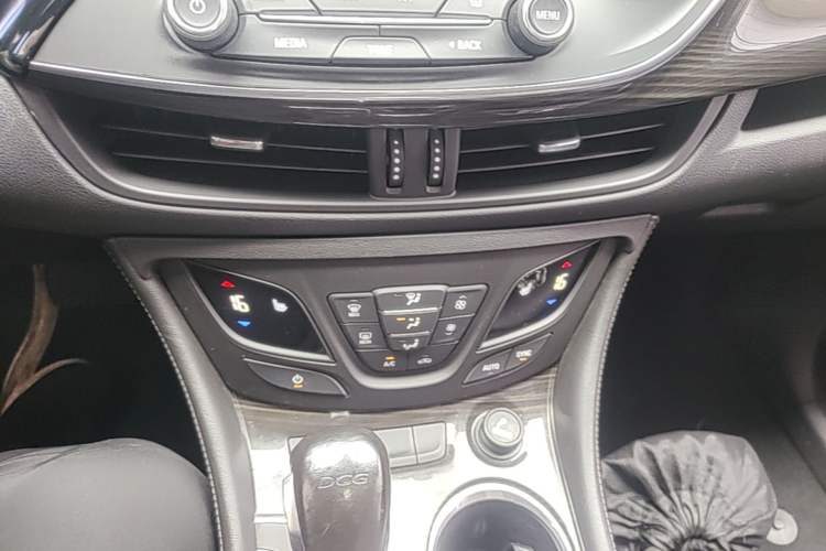 Used Buick Envision 2019 20T Two-Wheel Drive Elite Version China VI Standard Audio And AC Panel