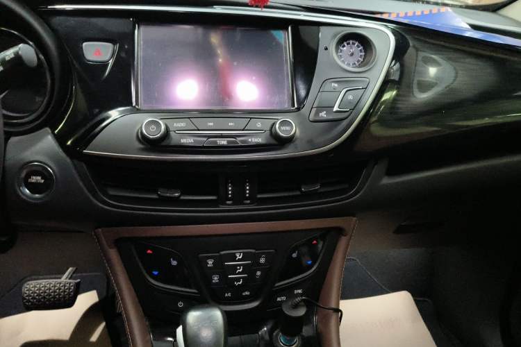 Used Buick Envision 2019 20T Two-Wheel Drive Luxury Version China VI Standard Audio And AC Panel