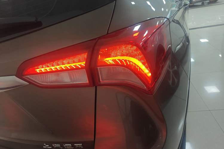 Used Buick Envision 2019 28T Four-Wheel Drive Elite Version China VI Standard Right Rear Taillight