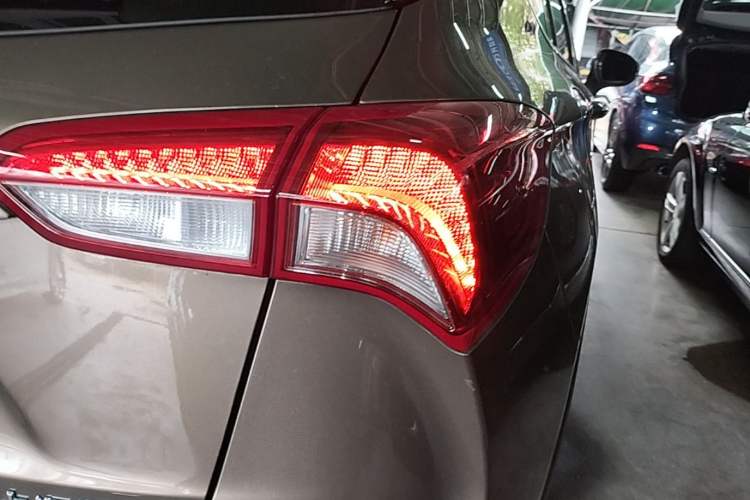 Used Buick Envision 2019 20T Two-Wheel Drive Luxury Version China VI Standard Right Rear Taillight