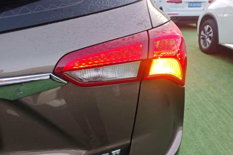 Used Buick Envision 2019 20T Two-Wheel Drive Luxury Version China VI Standard Right Rear Taillight