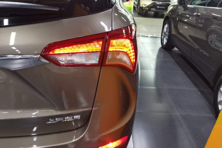 Used Buick Envision 2019 28T 4x4 Luxury Model China VI Standard Right Rear Taillight