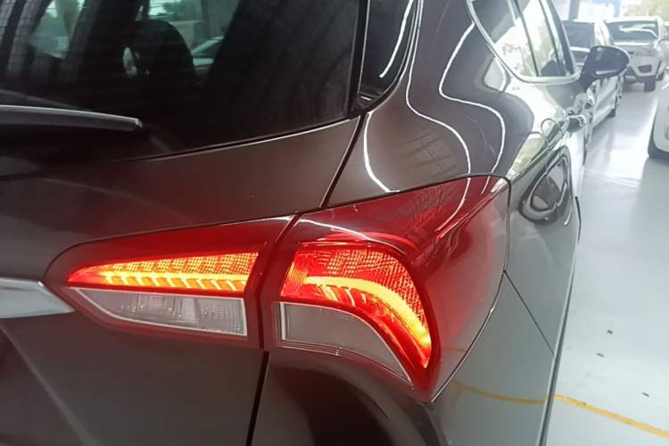 Used Buick Envision 2019 20T Two-Wheel Drive Luxury Version China VI Standard Right Rear Taillight