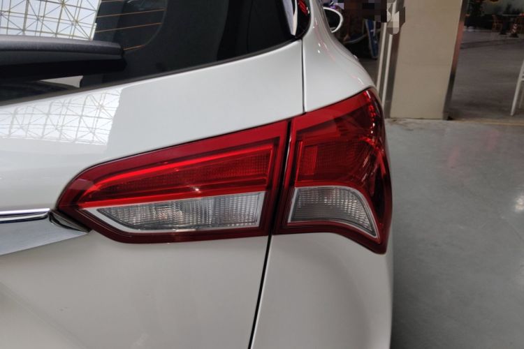 Used Buick Envision 2019 28T Four-Wheel Drive Elite Version China VI Standard Right Rear Taillight