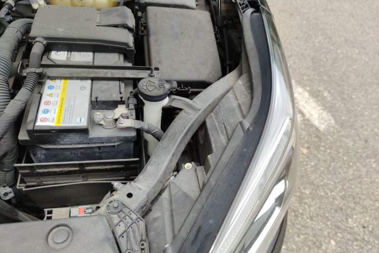 Used Buick Envision 2020 20T Two-Wheel Drive Elite Version Engine Bay Left
