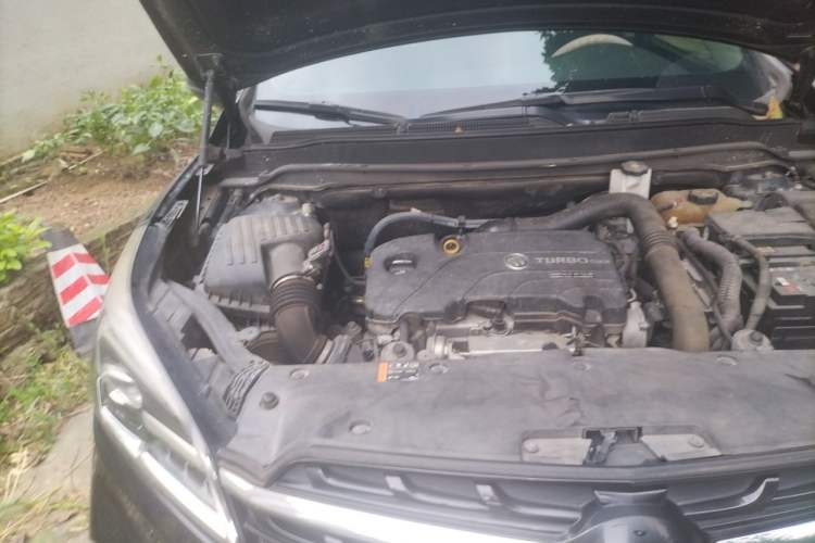Used Buick Envision 2020 20T Two-Wheel Drive Elite Version Engine Bay Right