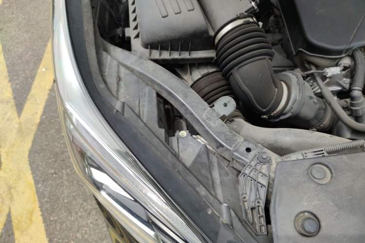 Used Buick Envision 2020 20T Two-Wheel Drive Elite Version Engine Bay Right