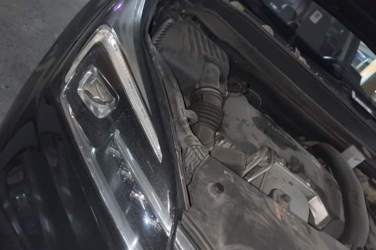 Used Buick Envision 2020 28T Four-Wheel Drive Elite Version Engine Bay Right