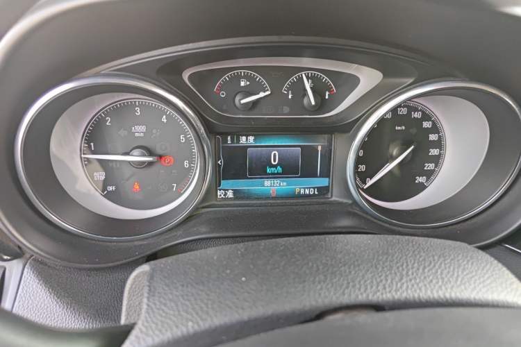 Used Buick Envision 2020 20T Two-Wheel Drive Luxury Model Odometer Close Up