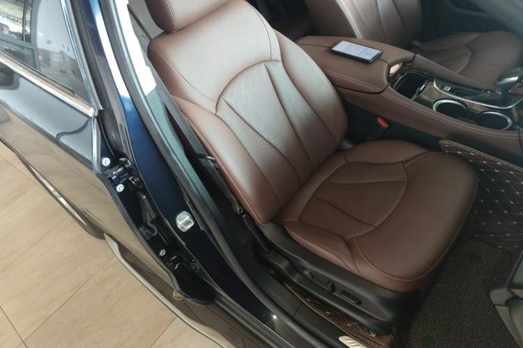 Used Buick Envision 2020 20T Two-Wheel Drive Luxury Model Right Front Seat