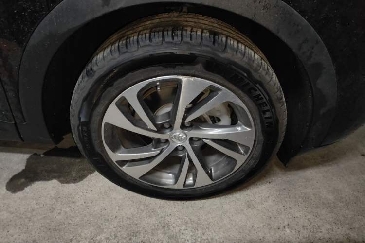 Used Buick Envision 2020 Encore S 652T Two-Wheel Drive Luxury Model Right Front Wheel Hub