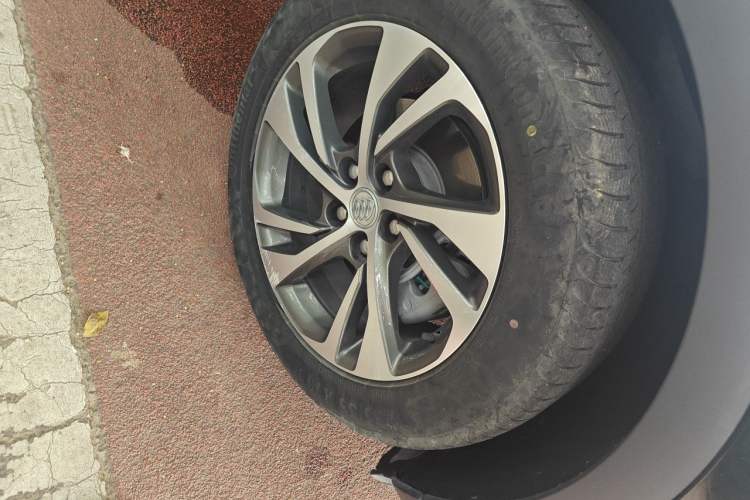 Used Buick Envision 2020 Encore S 652T Two-Wheel Drive Luxury Model Right Front Wheel Hub