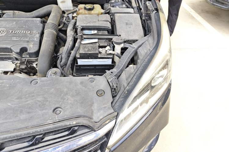 Used Buick Envision 2020 20T Two-Wheel Drive Elite Version Engine Bay Left