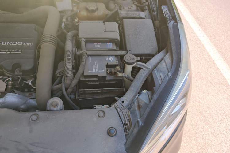 Used Buick Envision 2020 20T Two-Wheel Drive Elite Version Engine Bay Left