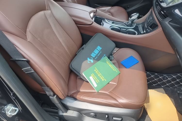 Used Buick Envision 2020 28T All-Wheel-Drive Versatile Sport Flagship Edition Right Front Seat