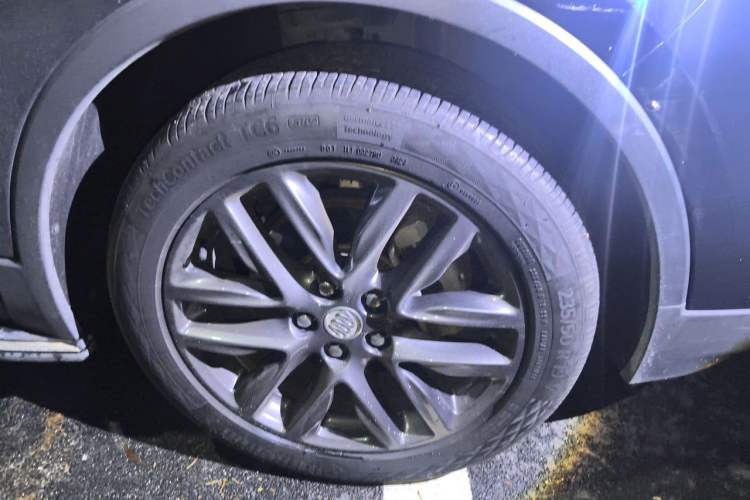Used Buick Envision 2020 28T Four-Wheel Drive Millionth Anniversary Edition Right Front Wheel Hub