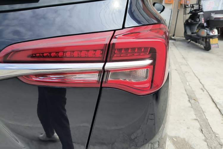 Used Buick Envision 2020 28T Four-Wheel Drive Elite Version Right Rear Taillight