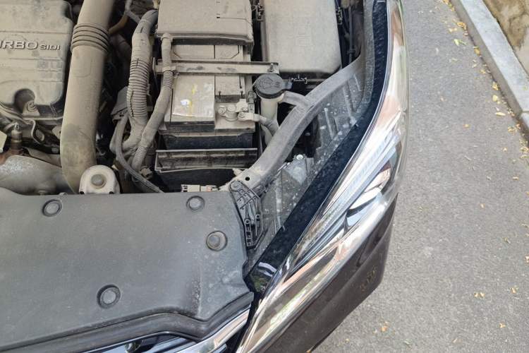Used Buick Envision 2020 20T Two-Wheel Drive Elite Version Engine Bay Left