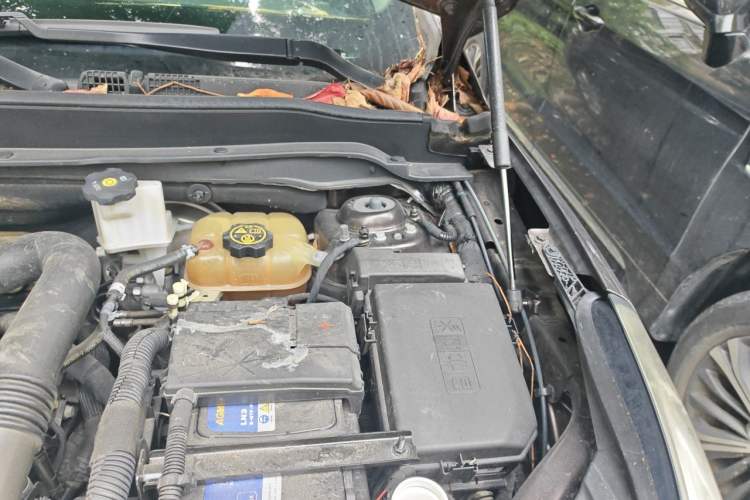 Used Buick Envision 2020 20T Two-Wheel Drive Elite Version Engine Bay Left