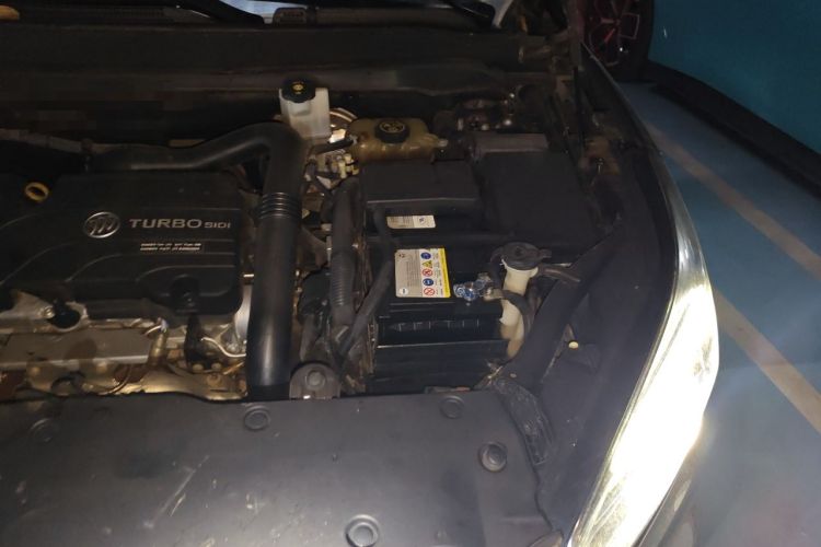Used Buick Envision 2020 20T Two-Wheel Drive Elite Version Engine Bay Left