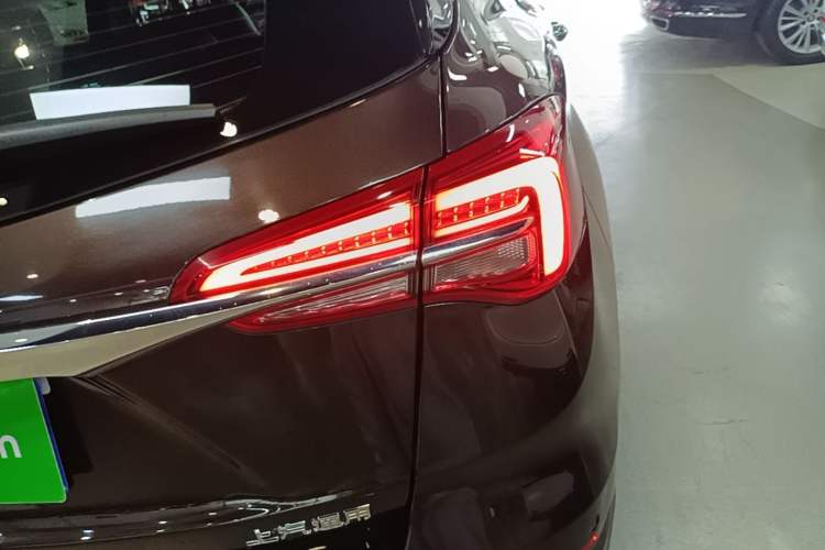 Used Buick Envision 2020 20T Two-Wheel Drive Luxury Model Exterior 3