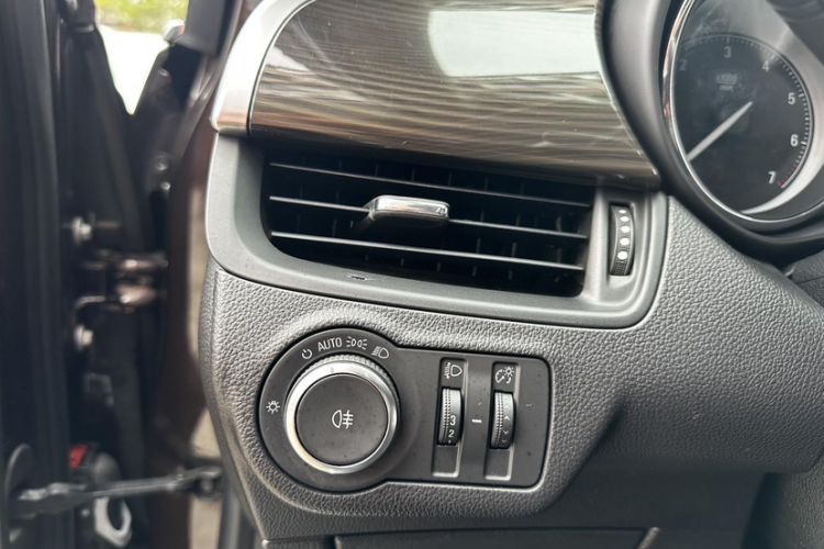 Used Buick Envision 2020 20T Two-Wheel Drive Elite Version Interior 5