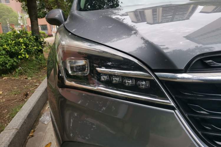 Used Buick Envision 2020 20T Two-Wheel Drive Leading Version Right Front Headlight