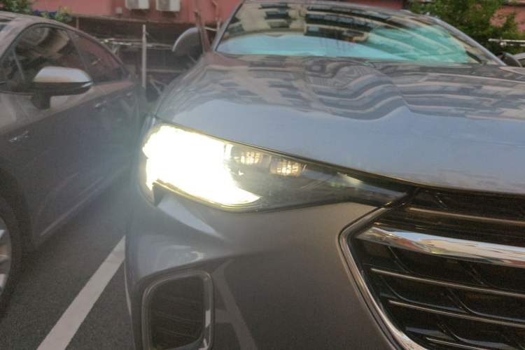 Used Buick Envision 2020 Encore S 652T Two-Wheel Drive Luxury Model Right Front Headlight