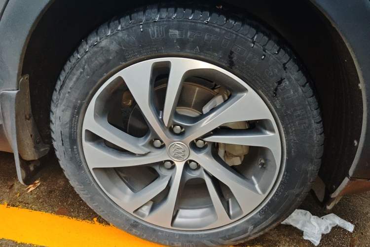 Used Buick Envision 2020 Encore S 652T Two-Wheel Drive Luxury Model Right Front Wheel Hub