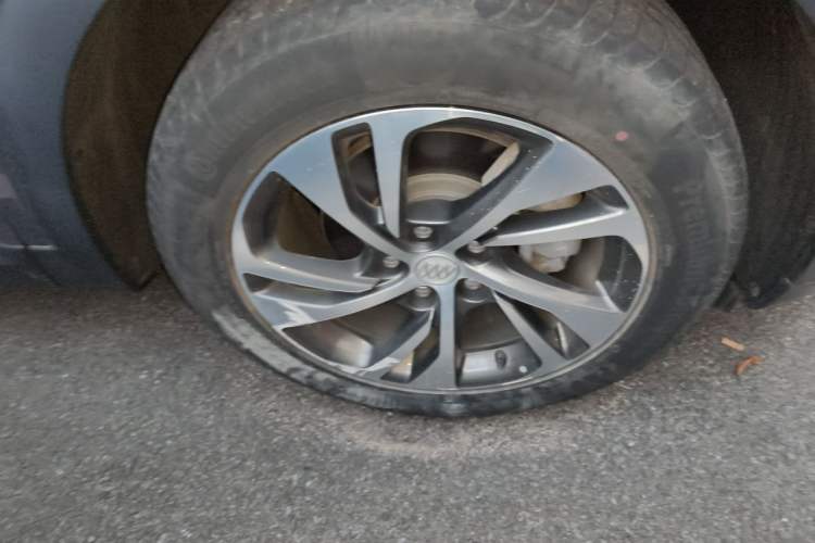 Used Buick Envision 2020 Encore S 652T Two-Wheel Drive Luxury Model Right Front Wheel Hub