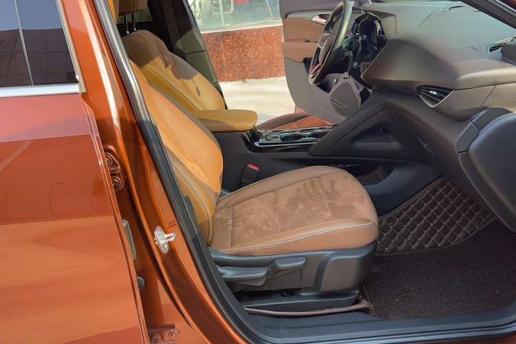 Used Buick Envision 2020 Encore S 652T Two-Wheel Drive Luxury Model Interior 9