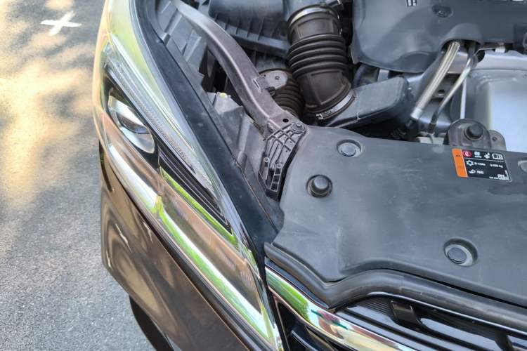 Used Buick Envision 2020 28T Four-Wheel Drive Elite Version Engine Bay Right