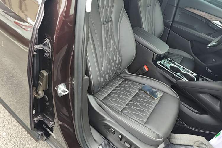 Used Buick Envision 2020 Encore S 652T All-Wheel-Drive Avenir Right Front Seat