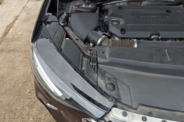 Used Buick Envision 2020 Encore S 652T All-Wheel-Drive Avenir Engine Bay Right