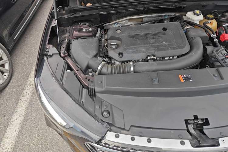 Used Buick Envision 2020 Encore S 652T All-Wheel-Drive Avenir Engine Bay Right
