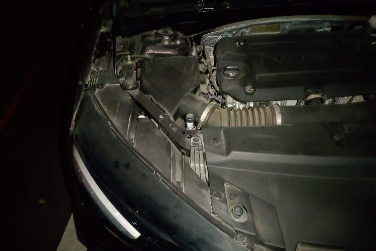 Used Buick Envision 2020 Encore S 652T All-Wheel-Drive Avenir Engine Bay Right