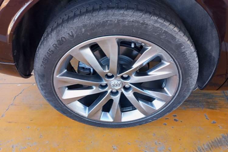 Used Buick Envision 2020 Encore S 652T All-Wheel-Drive Avenir Right Rear Wheel Hub