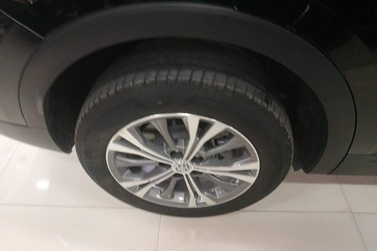 Used Buick Envision 2021 Encore Plus 652T Five-Seat Luxury Model Exterior 4