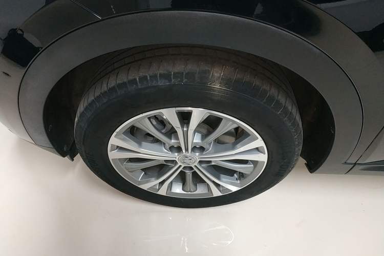 Used Buick Envision 2021 Encore Plus 652T 7-Seat Luxury Model Left Front Wheel Hub