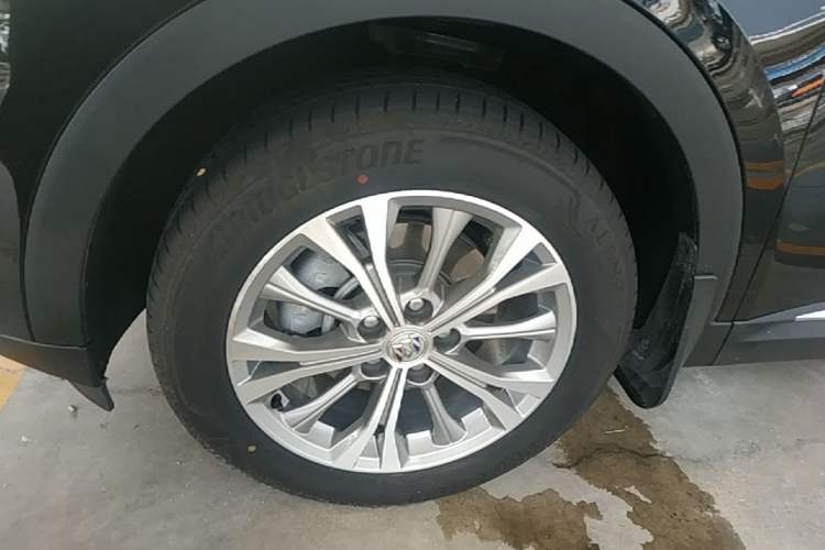 Used Buick Envision 2021 Encore Plus 652T Five-Seat Luxury Model Left Front Wheel Hub