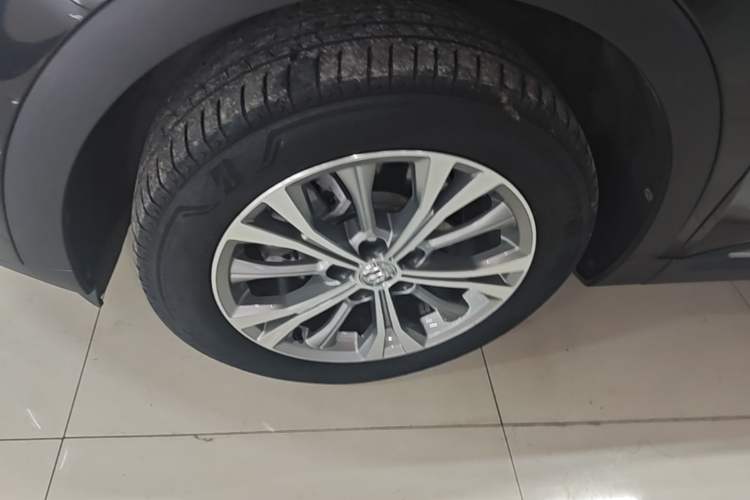Used Buick Envision 2021 Encore Plus 652T Five-Seat Luxury Model Left Front Wheel Hub