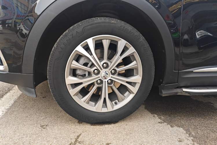 Used Buick Envision 2021 Encore Plus 652T Five-Seat Luxury Model Left Front Wheel Hub