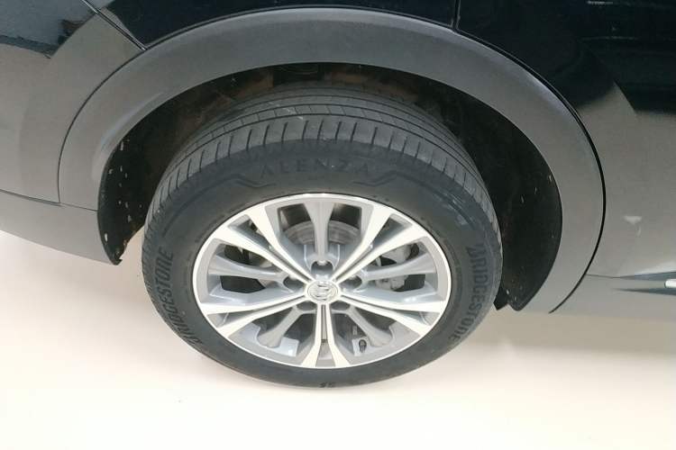 Used Buick Envision 2021 Encore Plus 652T 7-Seat Luxury Model Right Rear Wheel Hub