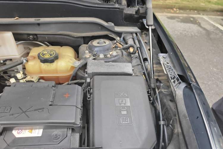 Used Buick Envision 2021 532T Two-Wheel-Drive Elite Version Engine Bay Left