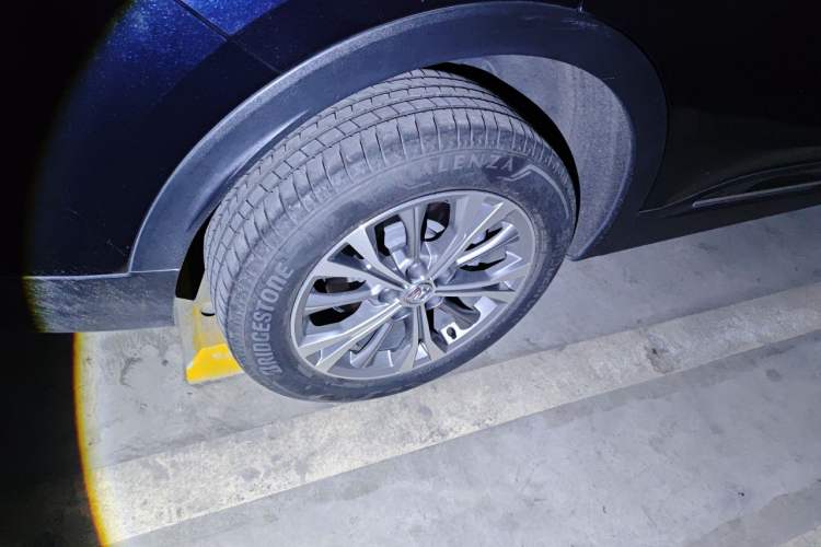 Used Buick Envision 2021 Encore Plus 652T Five-Seat All-Wheel-Drive Luxury Model Right Front Wheel Hub