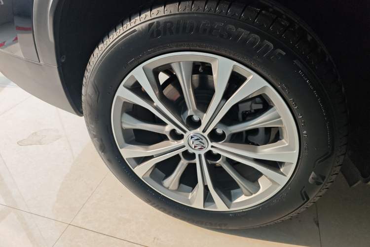 Used Buick Envision 2021 Encore Plus 652T Five-Seat Luxury Model Right Rear Wheel Hub